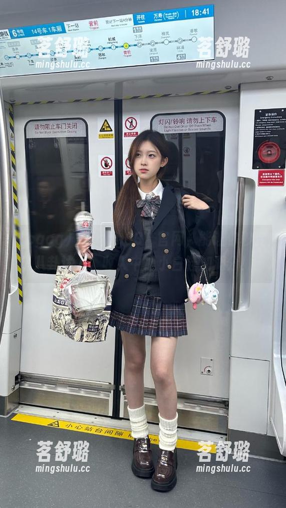 “cgcg03”官网，能让你秒变八卦达人，收入中心小白鞋加满分！