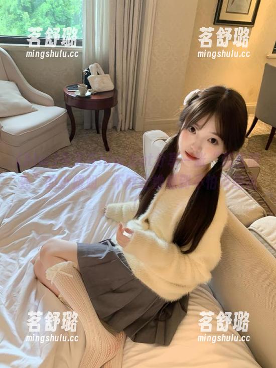 今天在hlw.bet分享一张“藏在暗处”的小姐姐，不能让她看到不怕冷的我！
