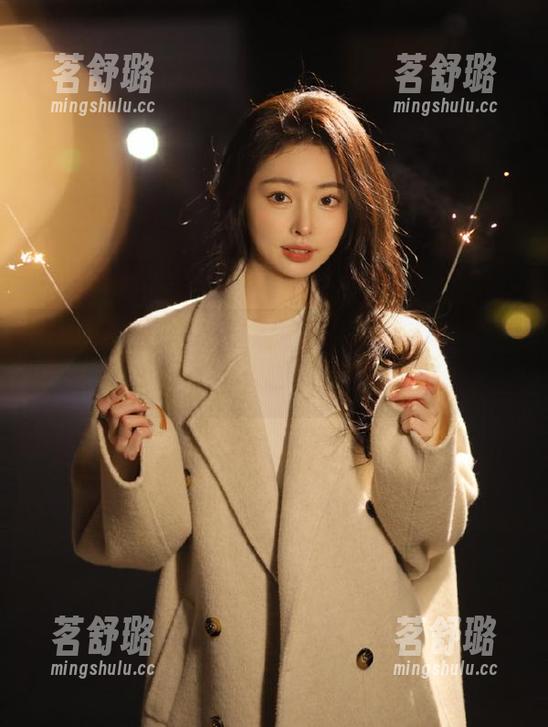 五一吃瓜官网，分享的瓜可真不少，连我旁边的盆栽都被吸引了呢！