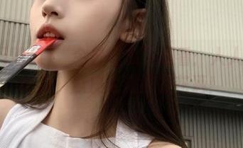 “今日吃瓜”观看：人人都在啃瓜，瓜皮飞溅好像花洒！