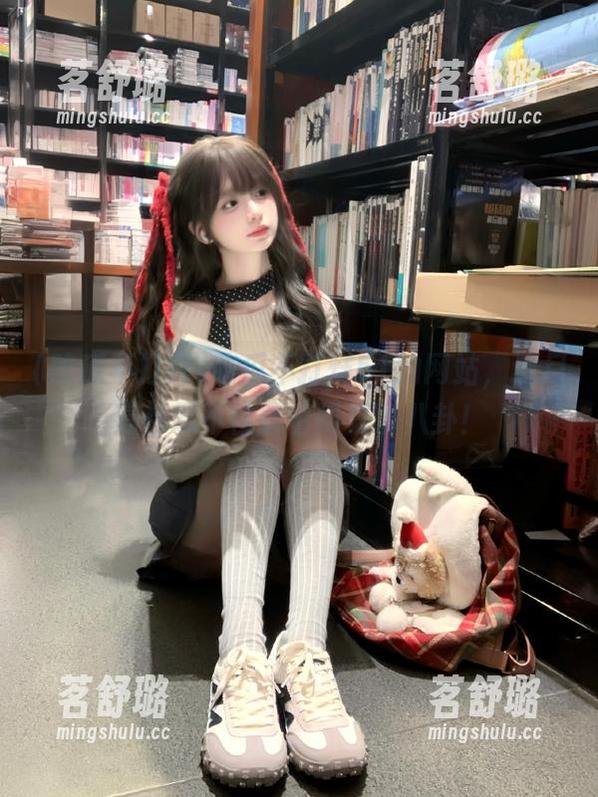 吃瓜不打烊51的网站，连月亮都忍不住跟着同桌聊八卦！