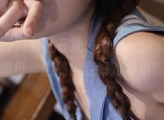 黑料社在线，嘴里一边嚼零食一边追瓜，这搞得我好难集中啊！